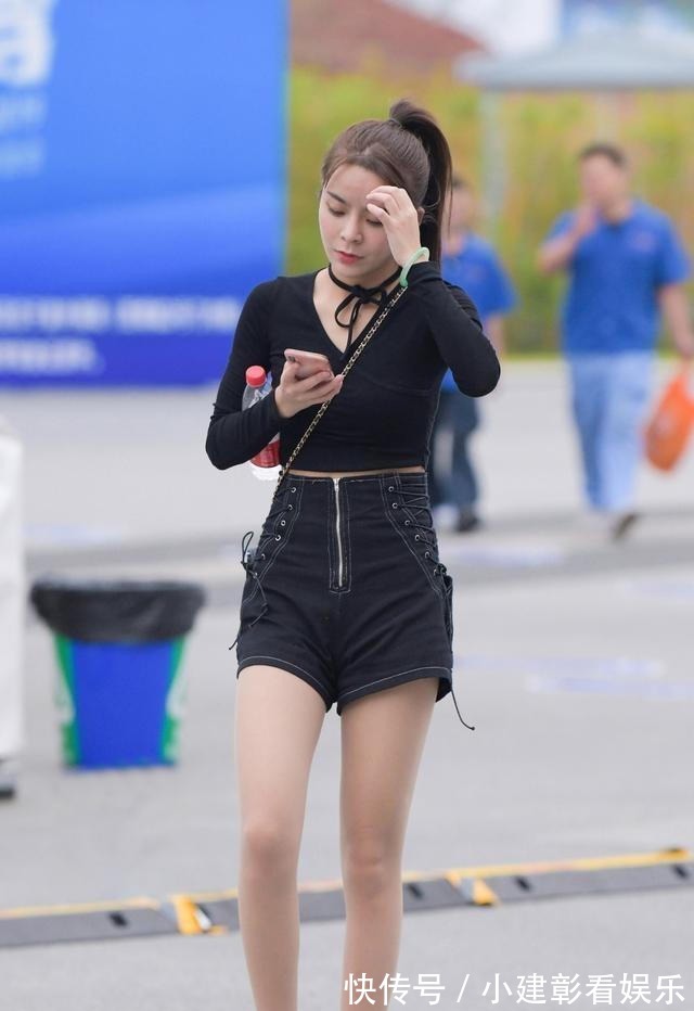 小姐姐|街拍:小姐姐气质出众高腰打底裤搭配,上衣紧身个性耐看的潮流范