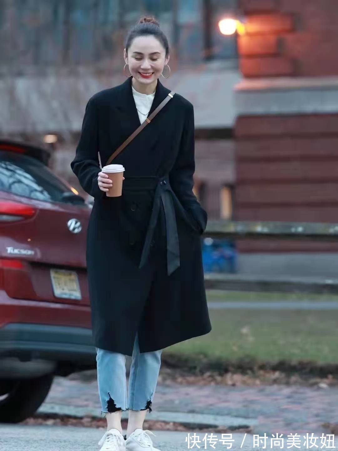 百搭|新年有这件黑大衣就够,显气质又百搭,普通人都能穿出高级感