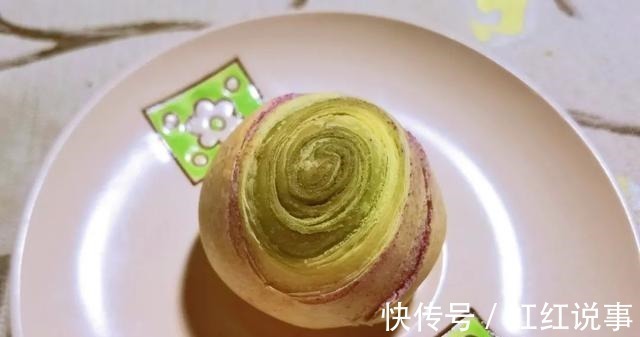 中秋来点不一样的,五彩月饼颜值高,酥软不腻味道好!