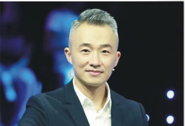 两边剃光的最帅气发型，干练利落又有范，好打理更有男人味