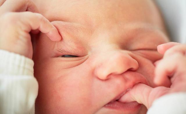 火炎焱|父亲姓“柳”,和妻子姓氏放在一起取名,媳妇怒了:你倒着念试试