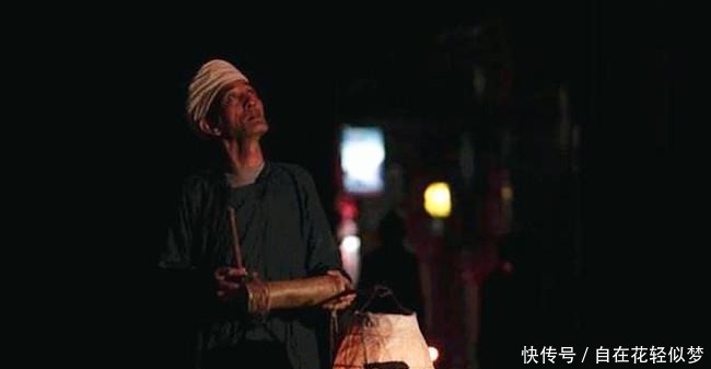 游荡在夜色中的古代打更人, 除了打更报时, 据说还要兼任这个差事