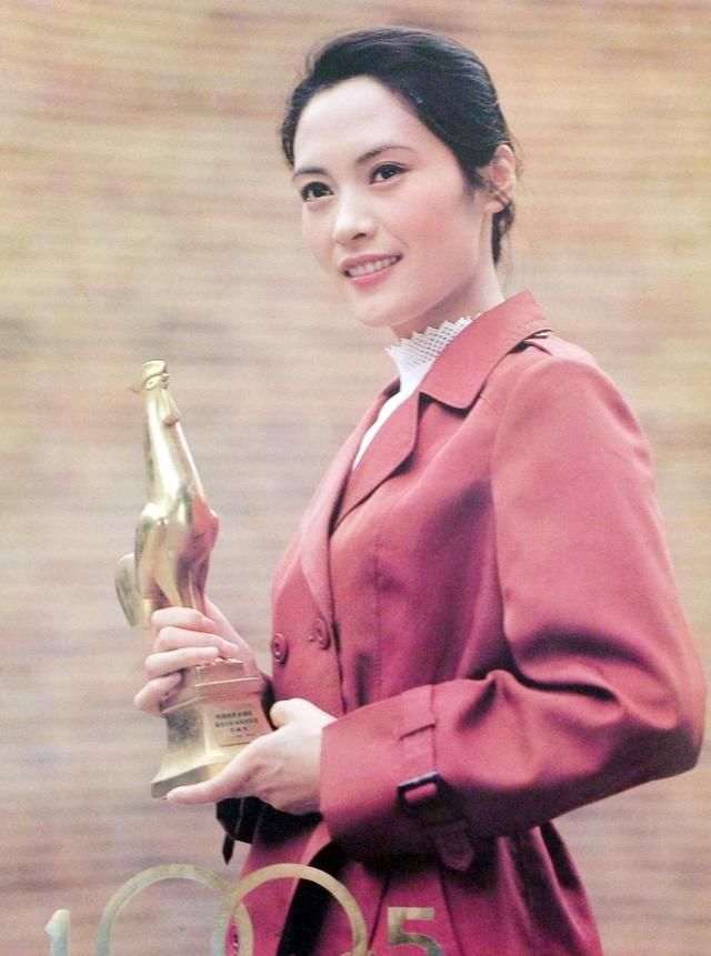 至今|65岁老戏骨宋晓英现身,和儿子合影像姐弟,至今仍是盛世容颜