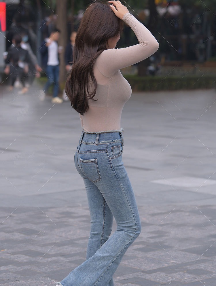 小姐姐 打底衫是女生初秋必搭的款,配牛仔喇叭裤,简约修身又美丽洋气