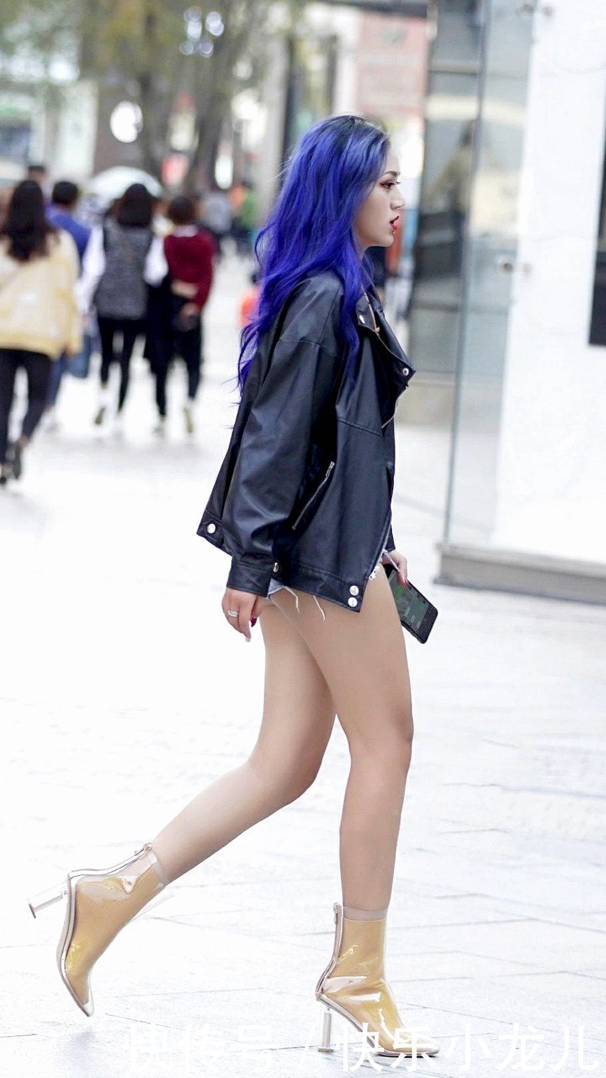 气质|茫茫人海一眼就发现了她,简单减龄让气质更显干练!