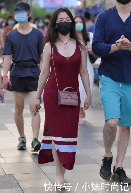 街拍为了彰显贵妇的气质,脚踩玫瑰金的恨天高,轻松让档次更上一层