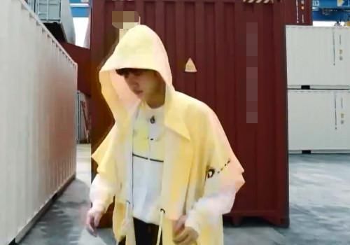 同样是R1SE成员，《跑男》给周震南何洛洛的头衔却不同，分的挺明显