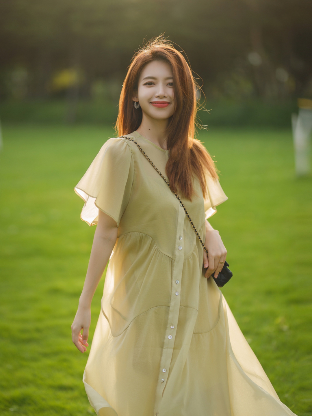 衬衫搭配|都市“精英”女白领都爱这么穿,衬衫搭配半身裙,简约高级又减龄