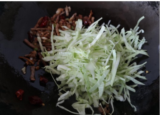 这菜味道实在香,连吃两顿都不腻,一上桌三下两下被抢光!