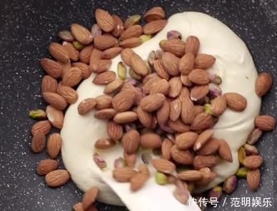 为了避开孩子,只能和老公偷偷在被窝吃,双层美味的巧克力牛轧糖