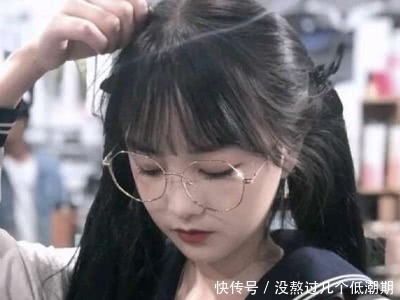 女生经常“戴眼镜”,颜值会出现这“3种变化”,难怪异性缘差到家