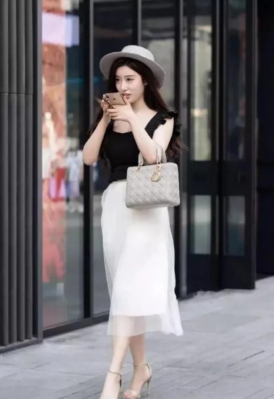 街拍:小姐姐清爽的时尚穿搭,笑容甜美可爱,魅力四射