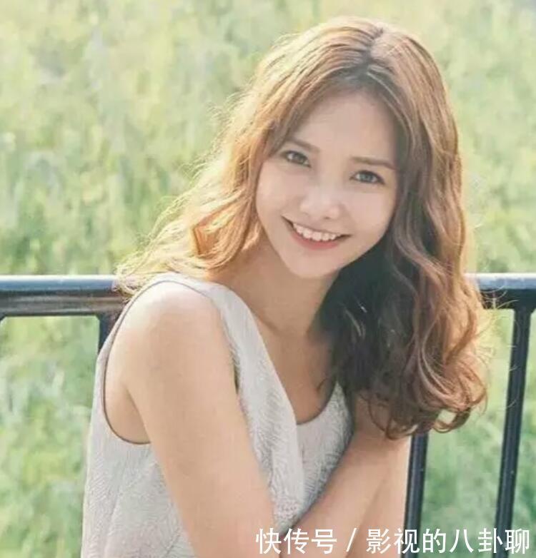 圆脸|别再披头散发了,这有10款适合圆脸的中卷发型,可甜可盐