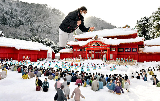 积雪|冲绳首里城也降雪？东武世界广场主题公园进行大扫除