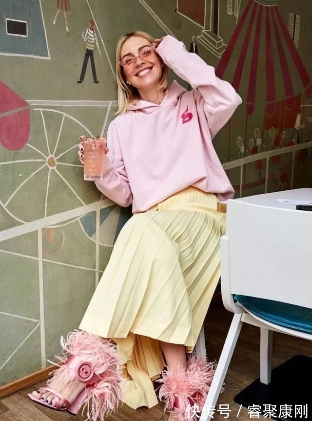 随性|卫衣+半裙=早秋最火混搭套路,时髦又有女人味