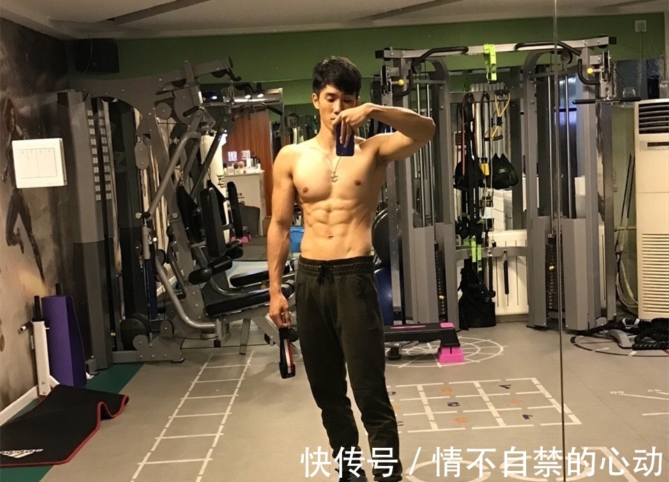 面容|精致面容下的肌肉男孩:腹肌遇见人鱼线,性感又迷人!