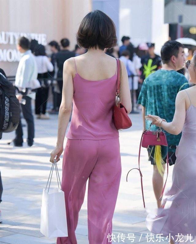 一字领 瑜伽裤可以散发又欲又撩气息,突显美丽曲线,打造曼妙动人身形