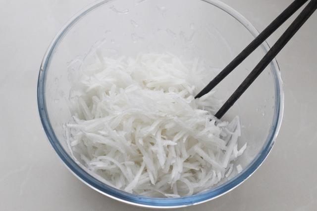 皮薄馅大的萝卜丝蒸饺，不揉面不醒面，营养丰富适合秋冬季食用