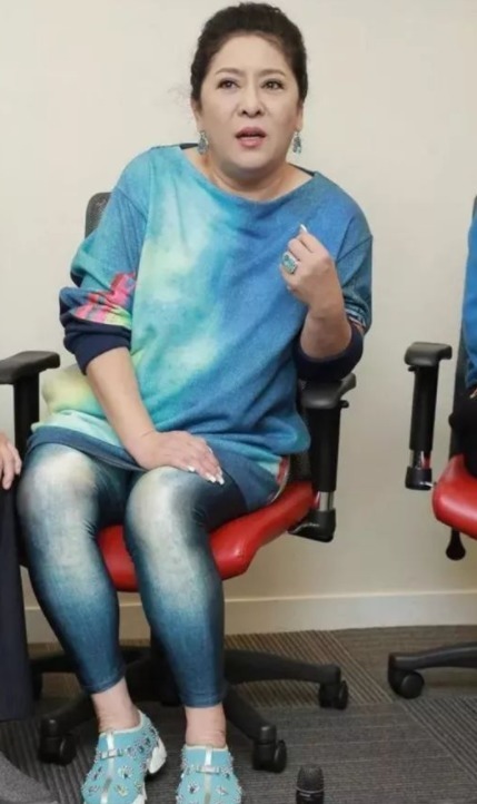 独特魅力|向太这气质真不是吹的,穿墨蓝色外套简约低调,难掩强大气场