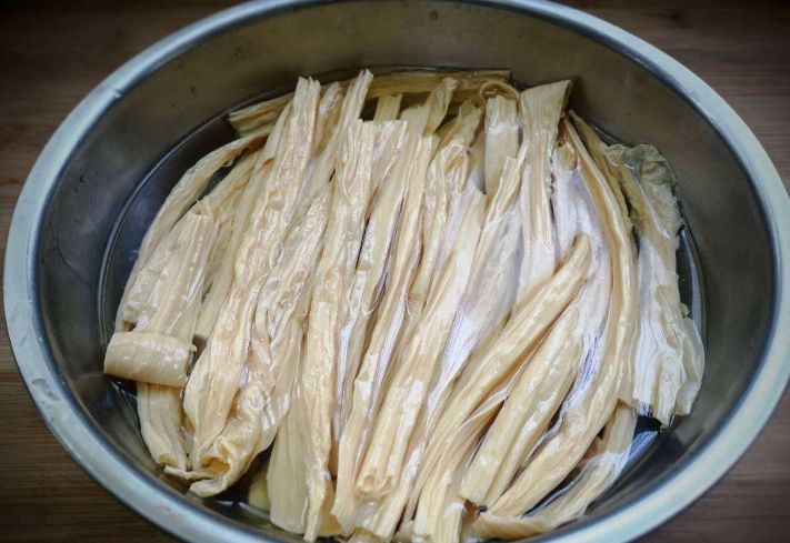 泡发腐竹最忌直接用水泡，厨师教你1招，快速泡开，不夹生还筋道