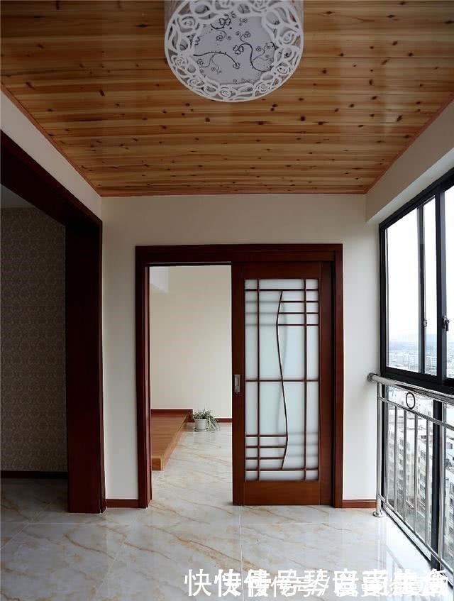 老公|老公硬把阳台改造成卧室,亲戚骂他脑子进水,完工后都夸他机智