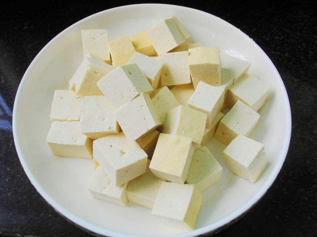 教你爽口美味的芹香木耳拌豆腐，好吃易做又有营养，家里人都爱吃