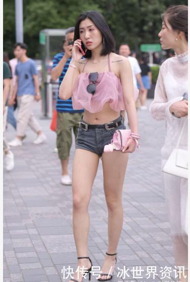 薄纱|粉色薄纱背心搭配牛仔短裤,时髦出众,青春有活力