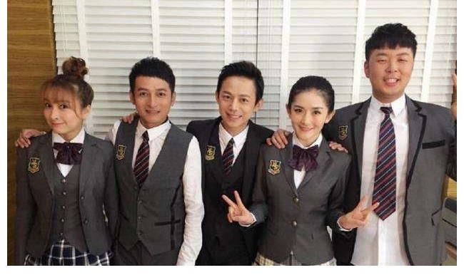 接替《快樂大本營》的節(jié)目發(fā)布定檔預(yù)告片，何炅勉強(qiáng)擠出一絲笑容