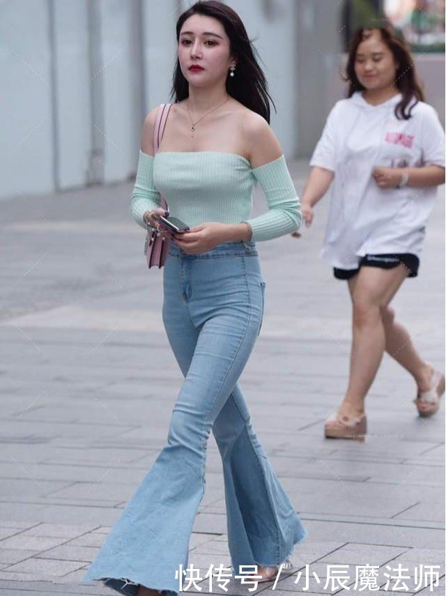 喇叭裤，时尚拉风，穿出了美女个率真的美
