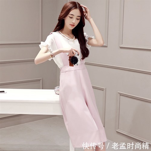 胸前 胸前口袋的设计个性十足,精致的装饰更加显示出减龄的特点。