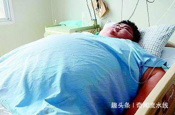 肥胖儿子意外去世,尸检时从体内拿出致死物,父母泣不成声