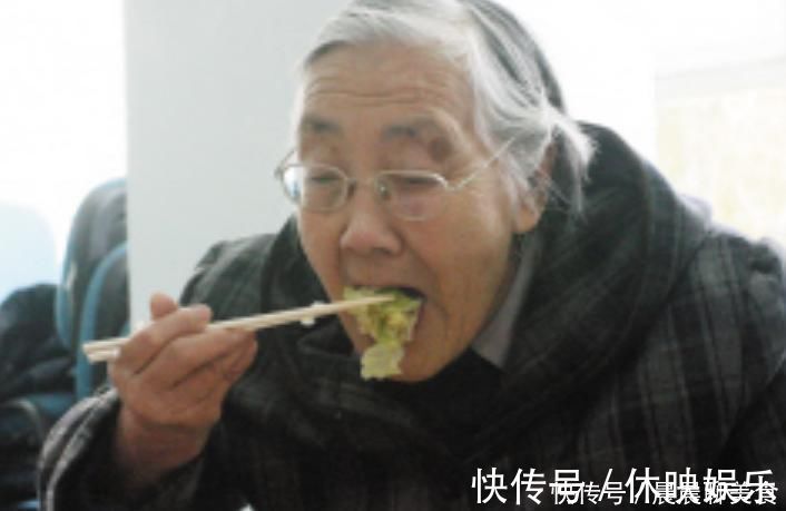 吸烟|113岁老人抽烟又喝酒，她说长寿并不难，每晚做1件“事”很有