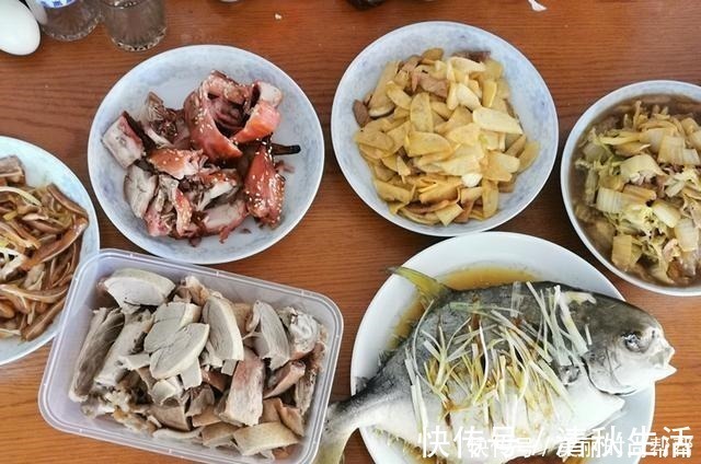 回娘家，老爸准备了6道菜招待我们，网友羡慕，一看就是亲爸妈