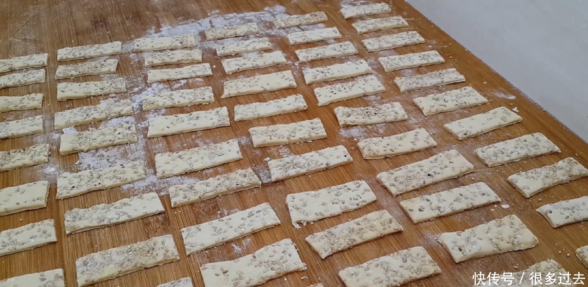 面包|面粉别炸油条了,加3个鸡蛋,个个松软又空心,比麻花面包还好吃