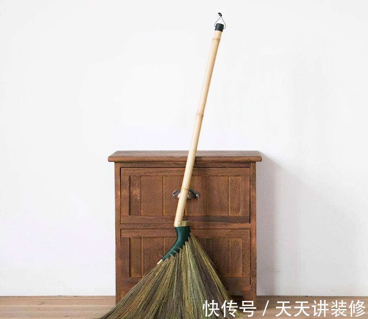 卫生间|不要把扫把放在这3个地方，不是因为迷信，其实很多人都放错了