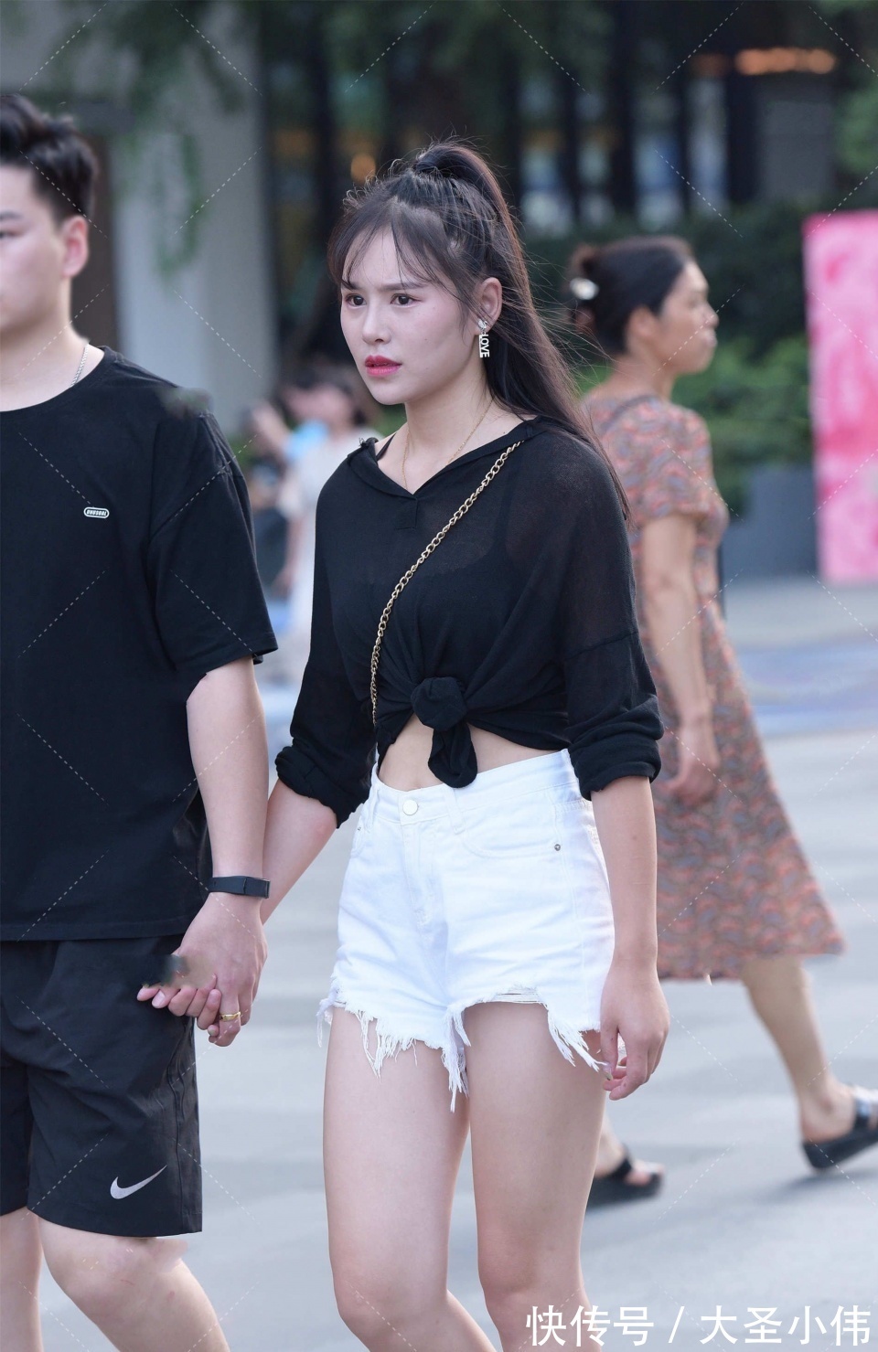 街拍|美女街拍:有这么漂亮的女朋友,你还会盯着其他女生看吗?我反正是不会