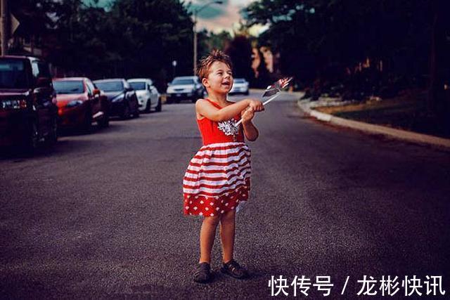 规律|2岁孩子不爱跟小朋友玩,是孤僻吗社交发育规律告诉你多虑了