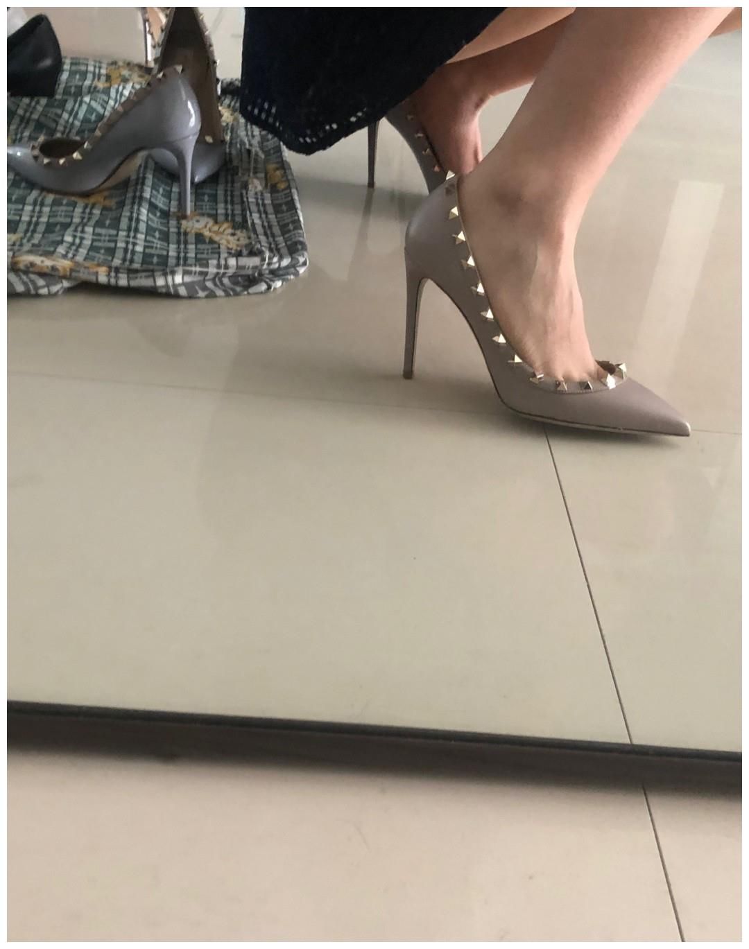 高跟鞋|满身都是铆钉的奢侈品高跟鞋，华伦天奴靠出众博眼球，性感度极高