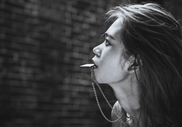 产房|产妇半夜生二胎,产房外只有大女儿一人等候,孩子的话让护士落泪