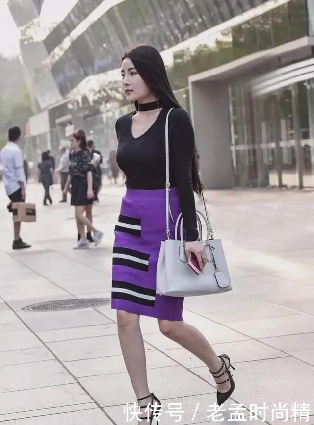 街拍:高冷范的时装吸引眼球,打底衫配紫色半身裙,美丽又高雅