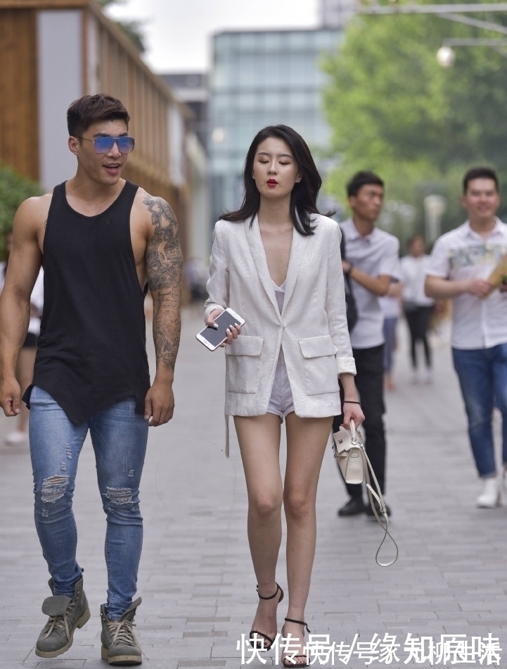 西装|街拍:小姐姐身穿西装配短裤简直帅得不行,打造职场中的柔美气质