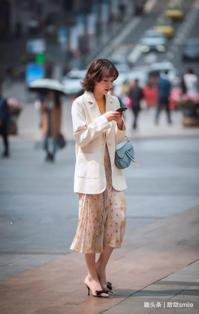 色泽|美女脚上一双银白色的尖头高跟鞋,带着亮眼的色泽