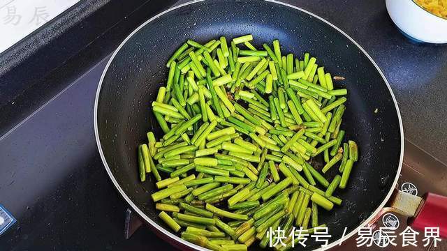 蒜苔不光能炒肉,还可以和鸡蛋一起炒,清脆爽口好吃又营养