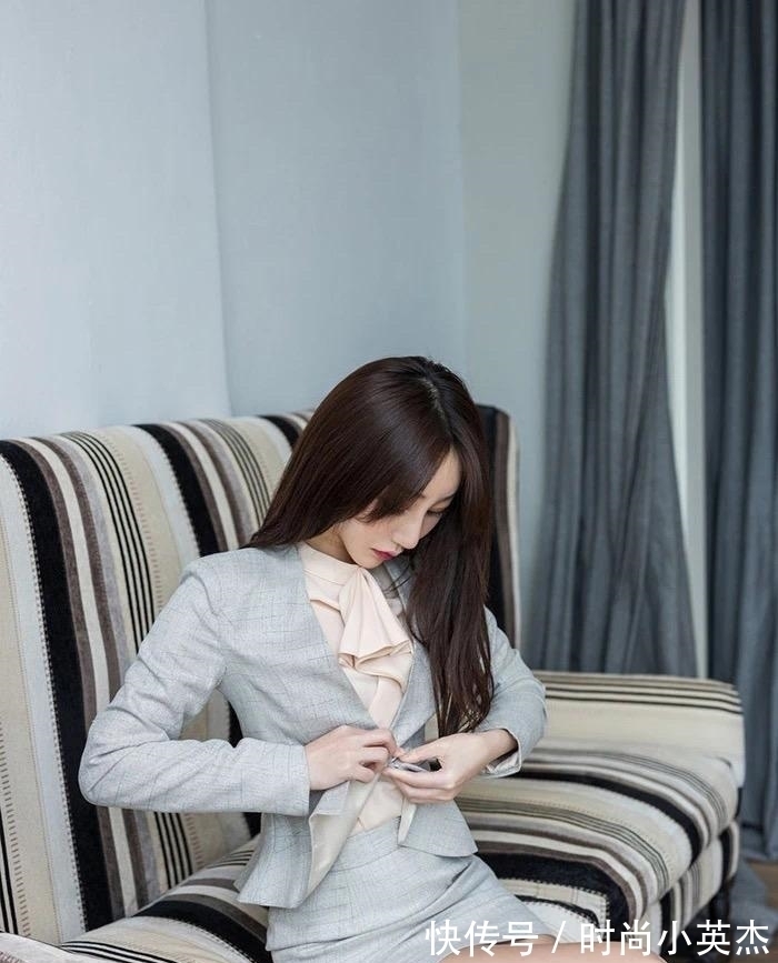 珠光宝气 时尚俏美的职场小白,假如来你公司面试,给她开多少工资?