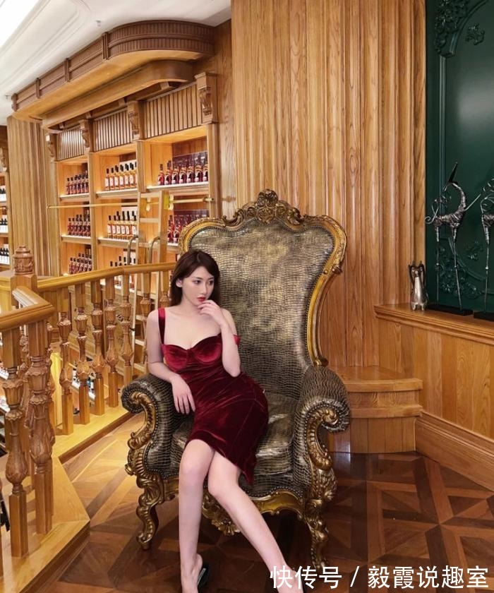 高跟鞋|成熟女人穿搭丝绒裙，颜色和版型挑选好，也可以穿出性感的优雅美