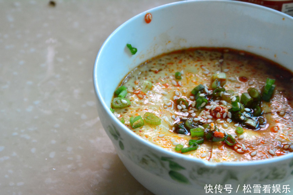 分钟|鸡汤代替盐,勺子撇浮沫,隔水6分钟后蒸出来鸡蛋最是完美