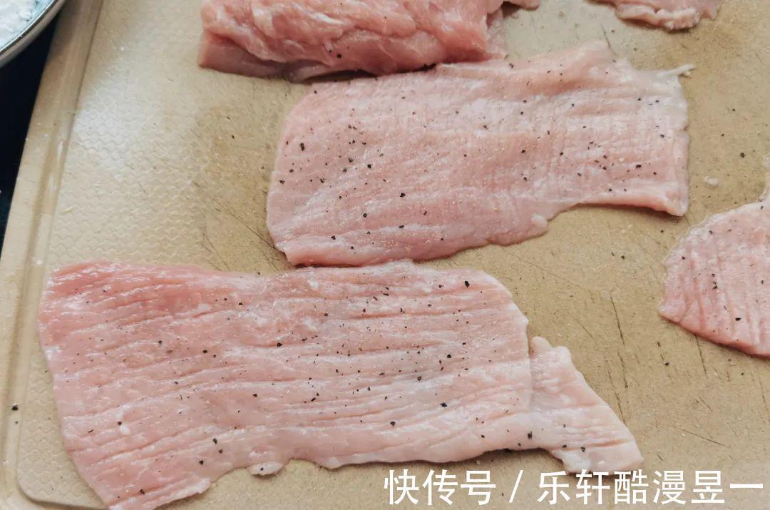 黑胡椒|【食物恋】今天教你炸猪排，外表酥脆内里鲜嫩，快来试试吧！