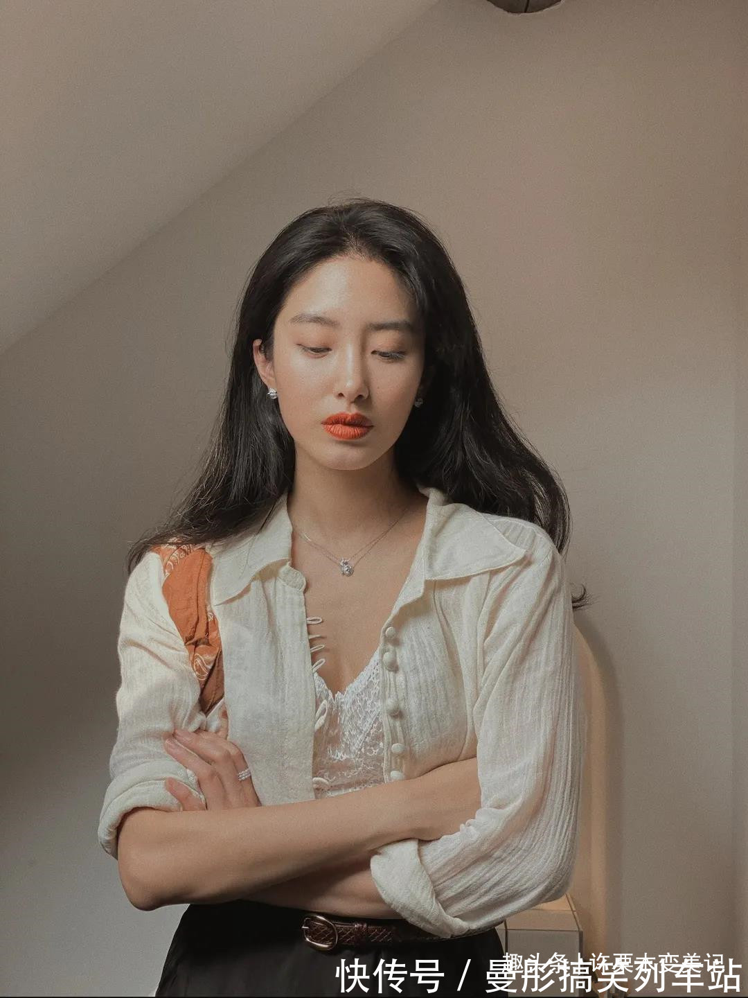 包包 今年流行“1+1”穿搭,时髦显瘦还优雅,笑笑博主都在穿!