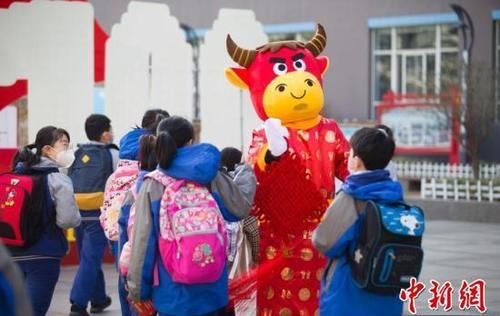 山西太原教师扮“福牛”迎小学生开学