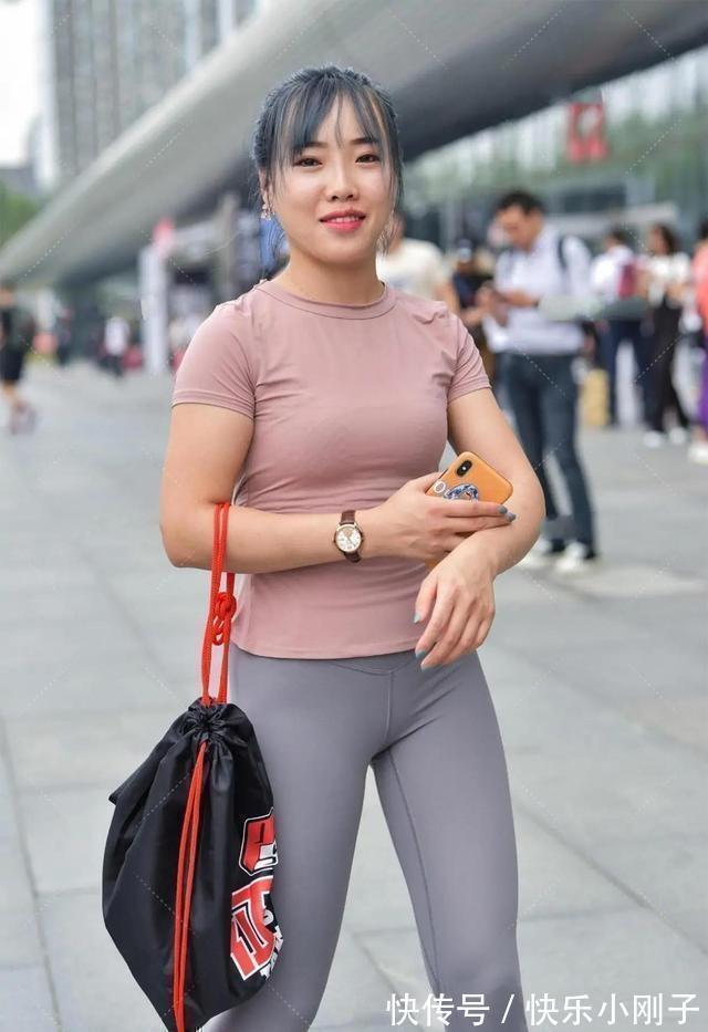 搭配 立体精美的瑜伽裤装扮复古感十足,满足你对美的追求,安静温柔